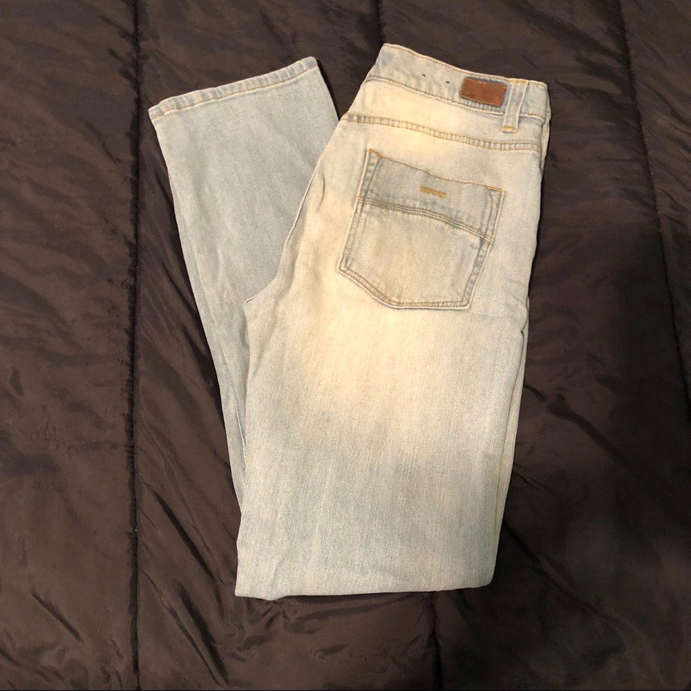 Men’s light wash jeans